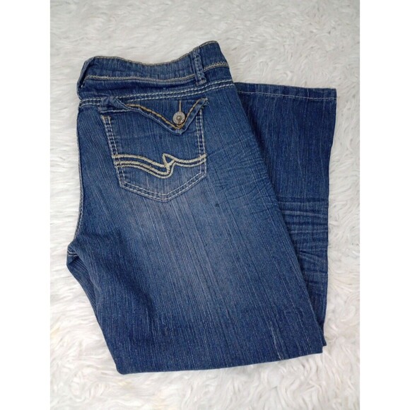 Womens Almost Famous Low Rise Distressed Capri Jeans Size 7 Medium Wash - Picture 1 of 12
